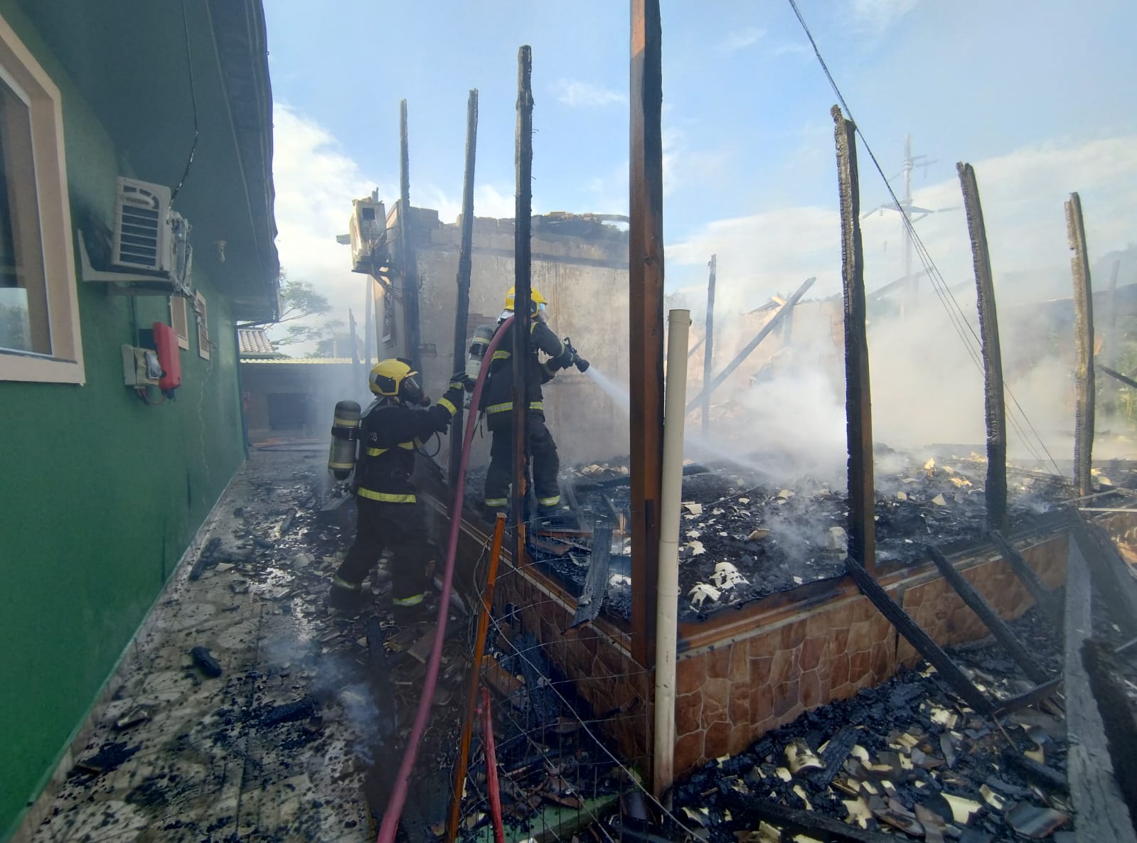 Incêndio destrói residência na Vargem Pequena, em Florianópolis