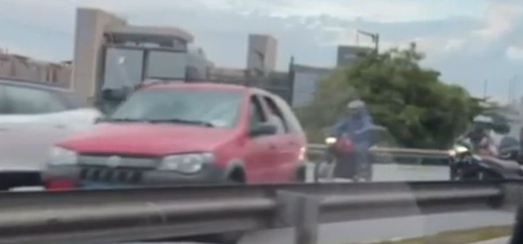 Colisão entre veículos trava trânsito na Via Expressa, em Florianópolis