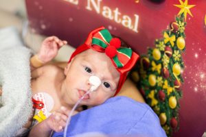 Fofura natalina: bebês em UTI e recém-nascidos em hospitais ganham ensaio fotográfico