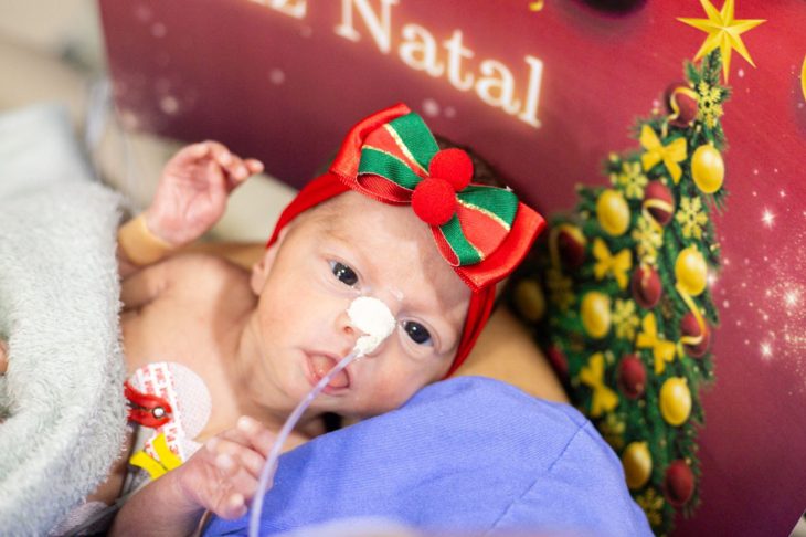 Fofura natalina: bebês em UTI e recém-nascidos em hospitais ganham ensaio fotográfico