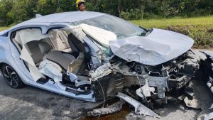 Motorista dorme ao volante, bate em poste e deixa feridos em rodovia de SC