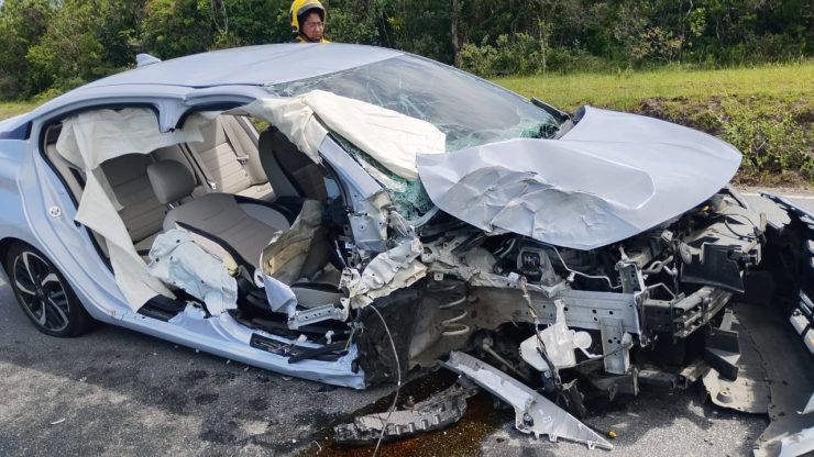 Motorista dorme ao volante, bate em poste e deixa feridos em rodovia de SC