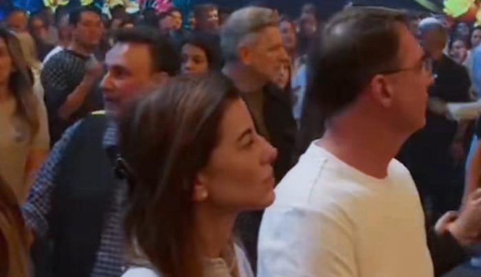 Ida de Flávio Bolsonaro a cultos gera manifestações