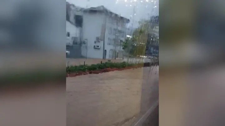Chuva intensa alaga ruas de Joinville em poucos minutos
