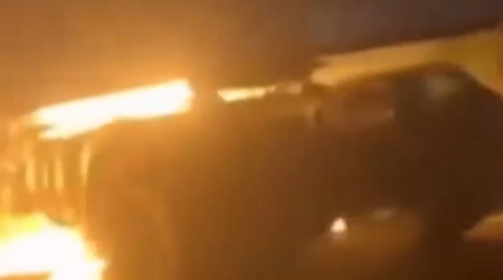 Vídeo: caminhão pega fogo e interdita BR-101 em Santa Catarina