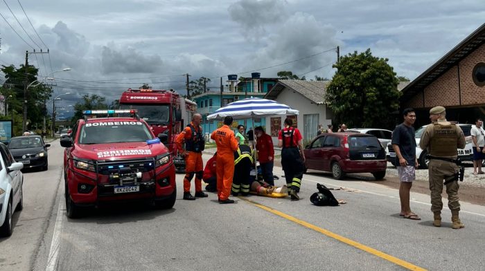 Carro e moto colidem no Centro de Ilhota e deixam dois feridos