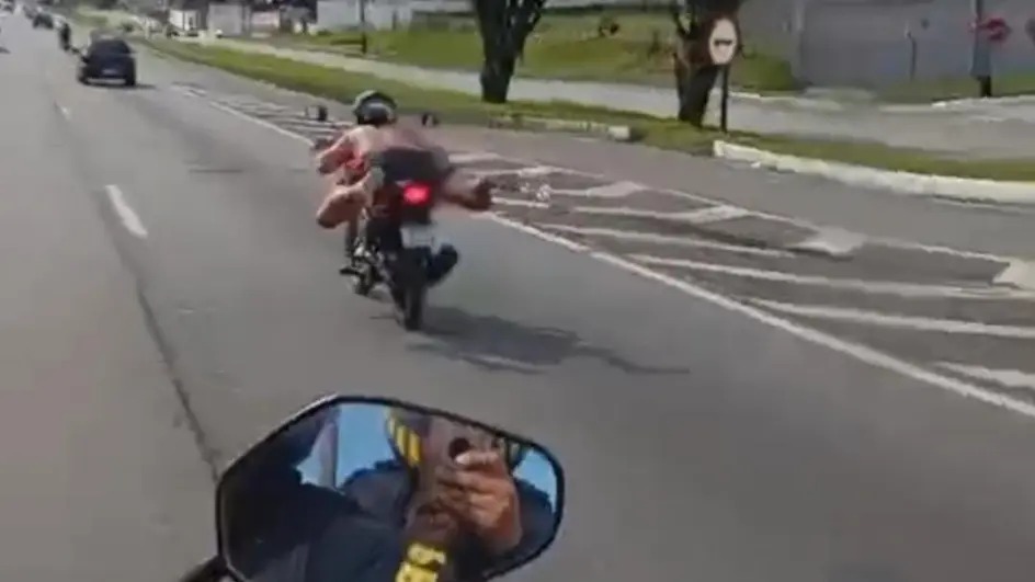 Jovem faz manobra perigosa na BR-101 e termina a pé em BC