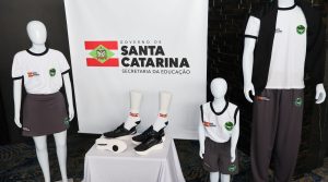 Estudantes da rede estadual de SC ganharão uniformes escolares