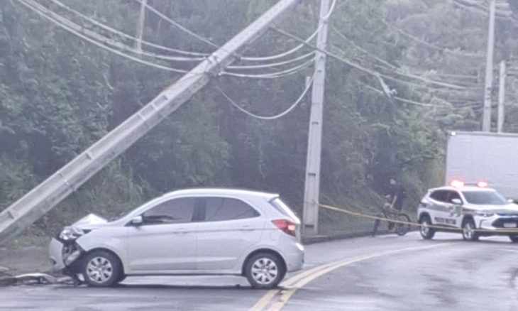 Crianças de 3 e 5 anos ficam feridas após carro colidir contra poste