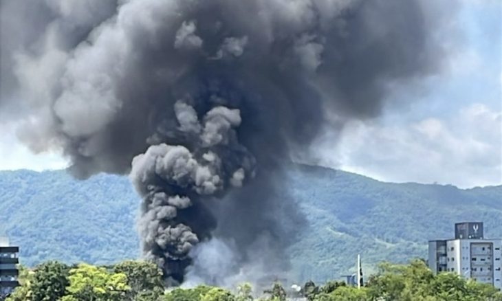 Vídeo: incêndio em estrutura de Prefeitura Municipal mobiliza bombeiros