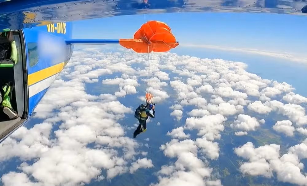 Paraquedista fica preso à asa de avião durante salto na Austrália