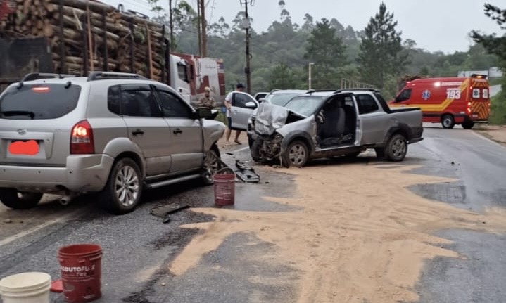 Acidente grave entre três carros deixa motoristas feridos