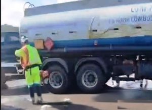 Acidente entre dois caminhões bloqueia trecho da BR-101