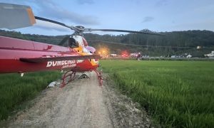 Acidente deixa motorista presa nas ferragens e crianças feridas