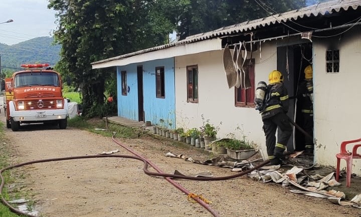 Incêndio destrói kitnet e mobiliza bombeiros em cidade catarinense