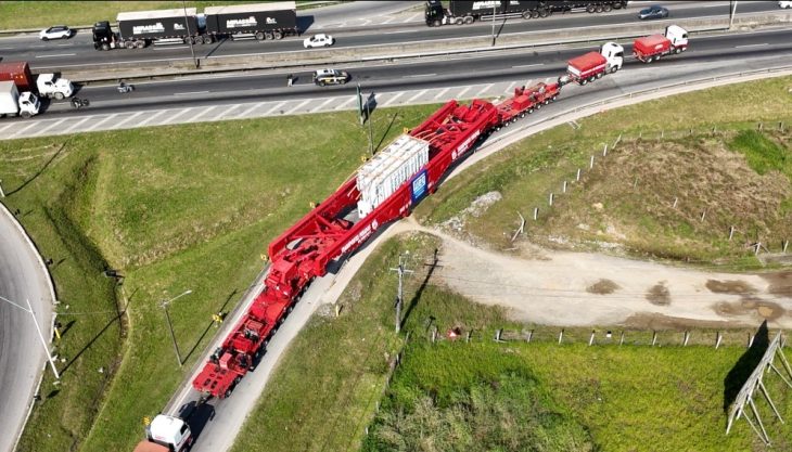 Transporte de carga “gigante” bloqueia trechos das BRs 470 e 101