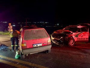 Colisão frontal entre viatura da PM e carro mata idoso na BR-470