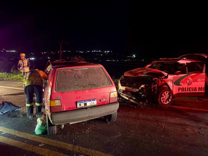 Colisão frontal entre viatura da PM e carro mata idoso na BR-470