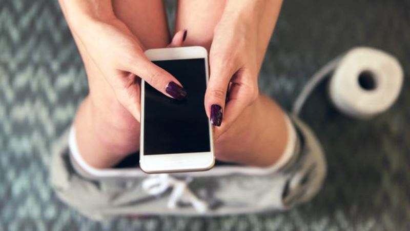 Usar smartphone no banheiro aumenta em 46% o risco de hemorroidas
