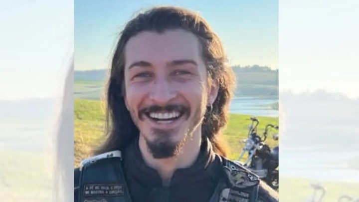 Jovem motociclista morre ao colidir violentamente contra poste