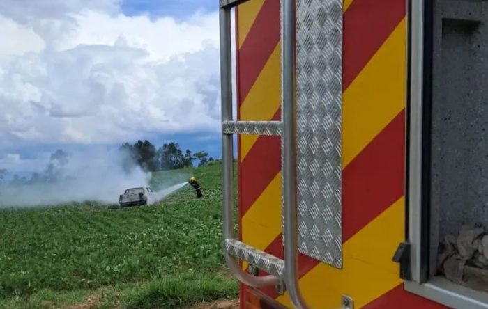 Motorista de trator tenta atropelar bombeiros e leva tiro