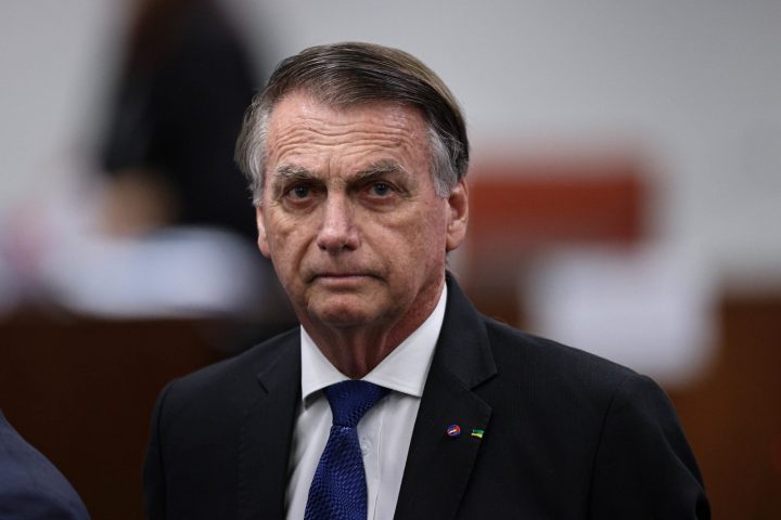 Bolsonaro tem carregador de tornozeleira eletrônica trocado pela PM
