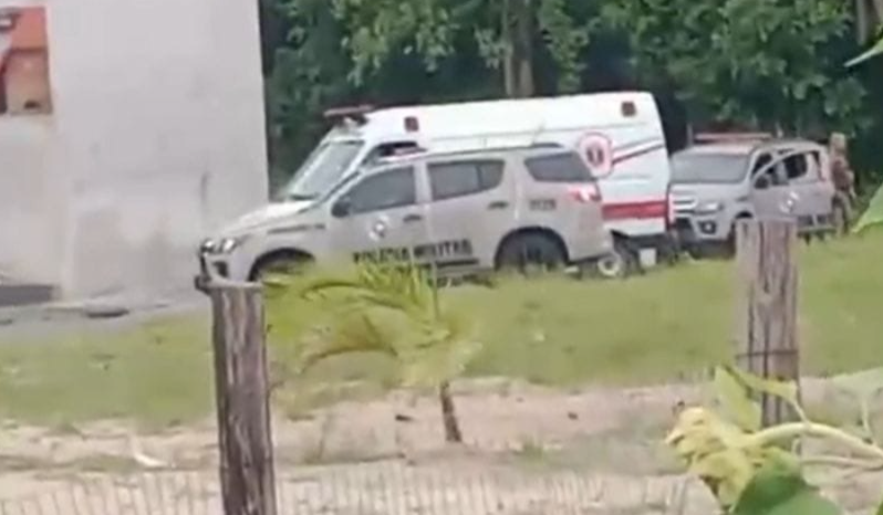 Suspeito morre em confronto policial após pular muros de casas