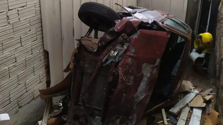 Carro perde controle e invade casa enquanto moradores dormiam