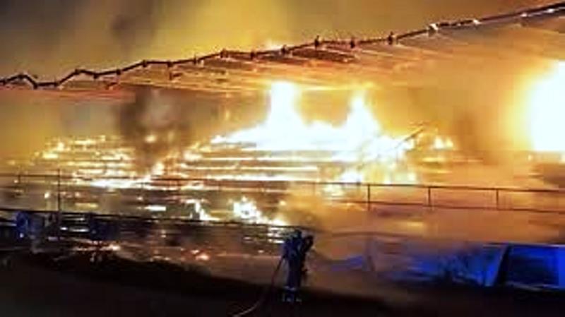 Adolescentes botam fogo em estádio após rebaixamento do time