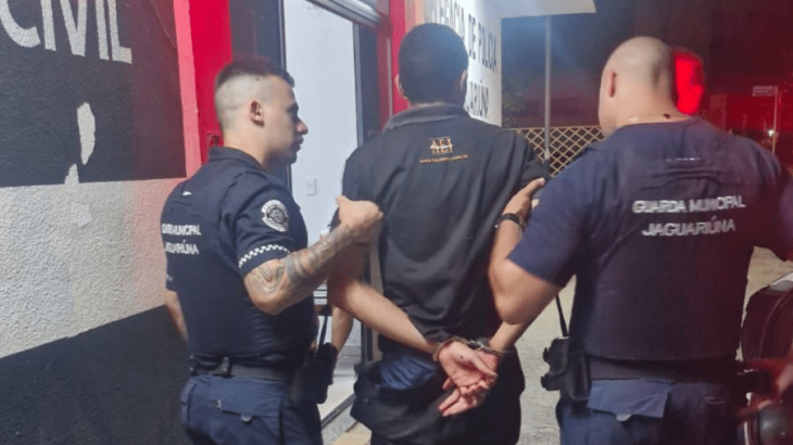 Jovem mata padrasto que beijou sua mãe em celebração de Natal