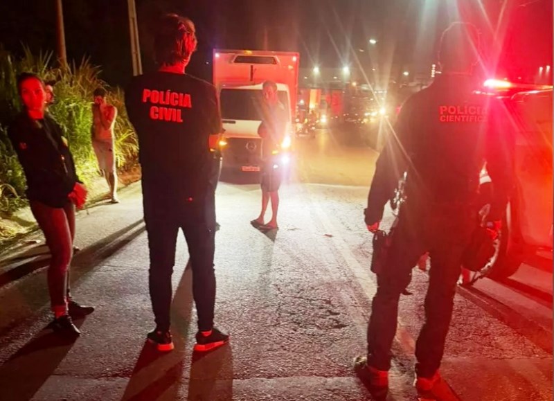 Motociclista morre após bater de moto em parede de pedra