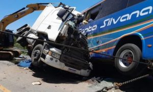 Colisão entre ônibus e carreta deixa ao menos seis pessoas mortas e vários feridos