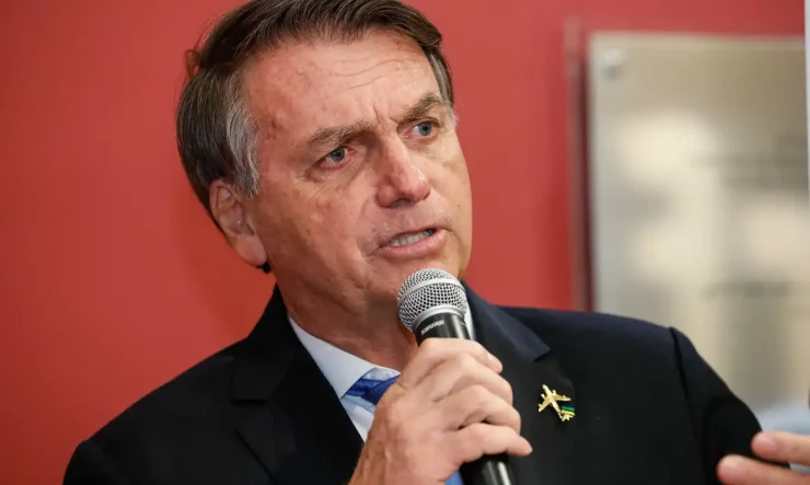 Bolsonaro depõe sobre arma apreendida em blitz