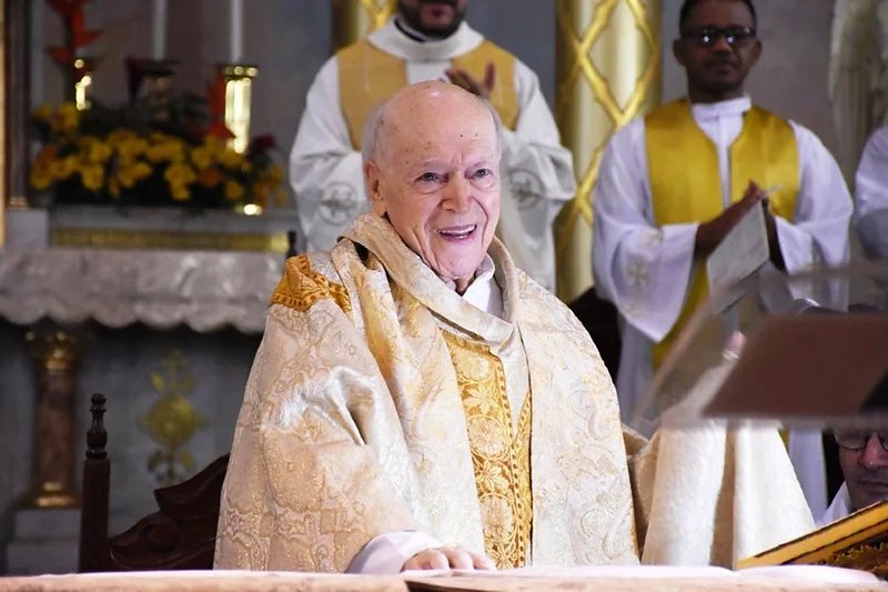 Padre morre aos 103 anos logo após rezar sua última Ave-Maria