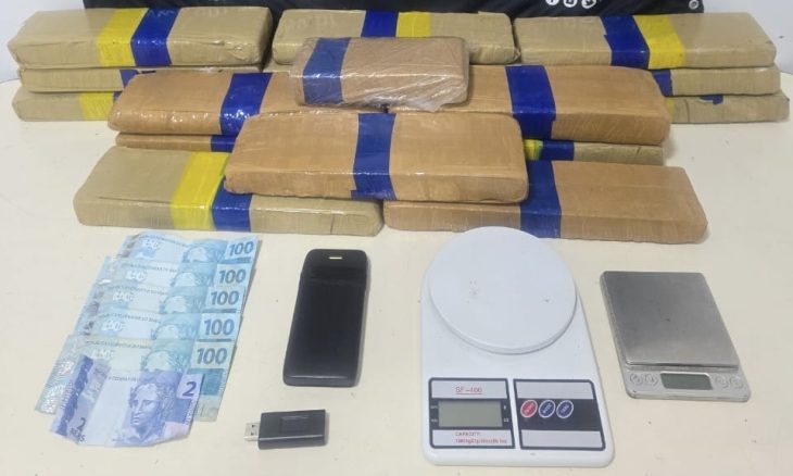 Homem com tornozeleira tenta fugir da PM e acaba preso com entorpecente
