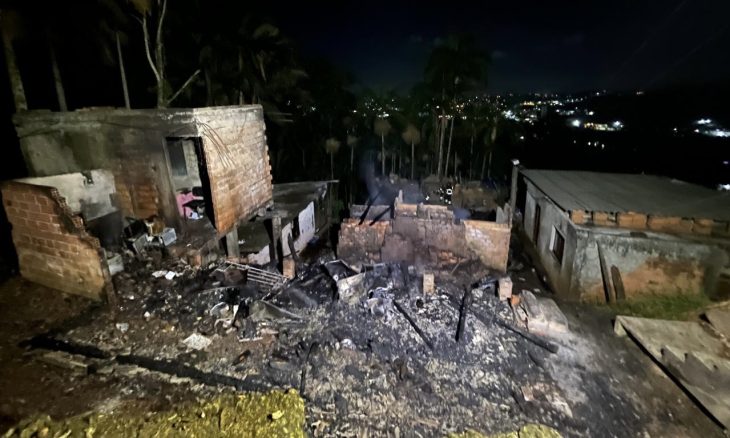 Incêndio de grandes proporções destrói duas residências