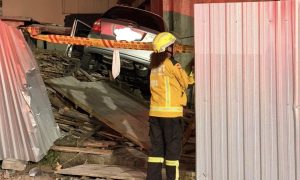 Motorista fica preso às ferragens após carro invadir canteiro de obras