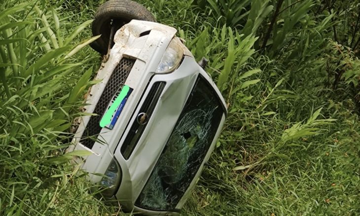 Três pessoas ficam feridas após carro despencar em ribanceira