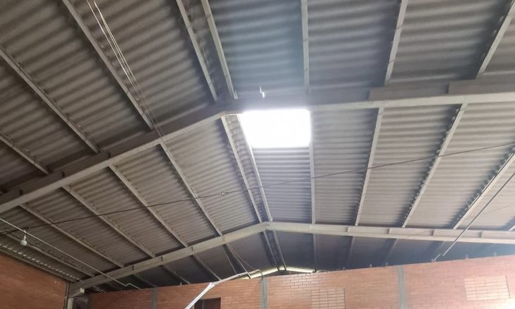 Homem morre após cair de telhado de 10 metros de altura no Vale do Itajaí