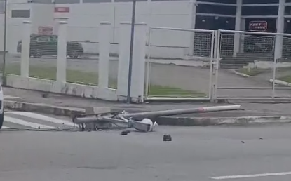 Vídeo: Ventos fortes derrubam câmeras e placas em São José