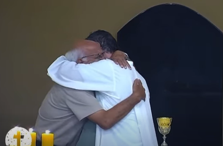 Vídeo: Fiel interrompe missa, abraça padre e emociona igreja em SC