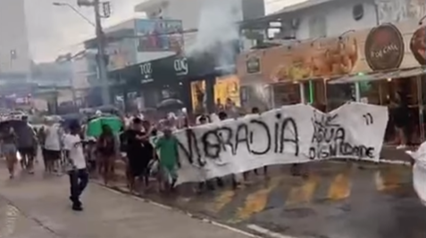 Protesto contra demolições deixa motorista ferido