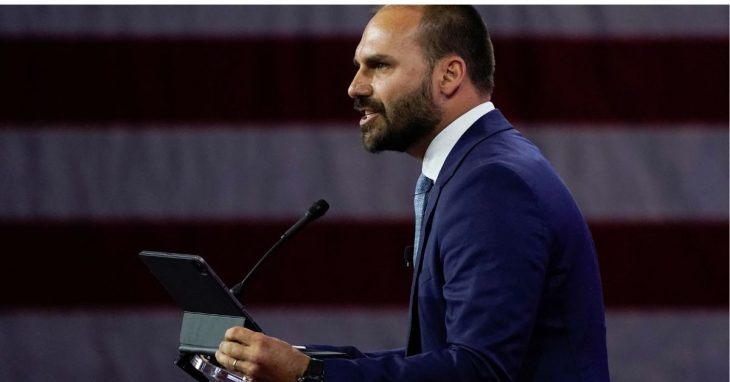 Eduardo Bolsonaro deve voltar “imediatamente” ao RJ, determina PF