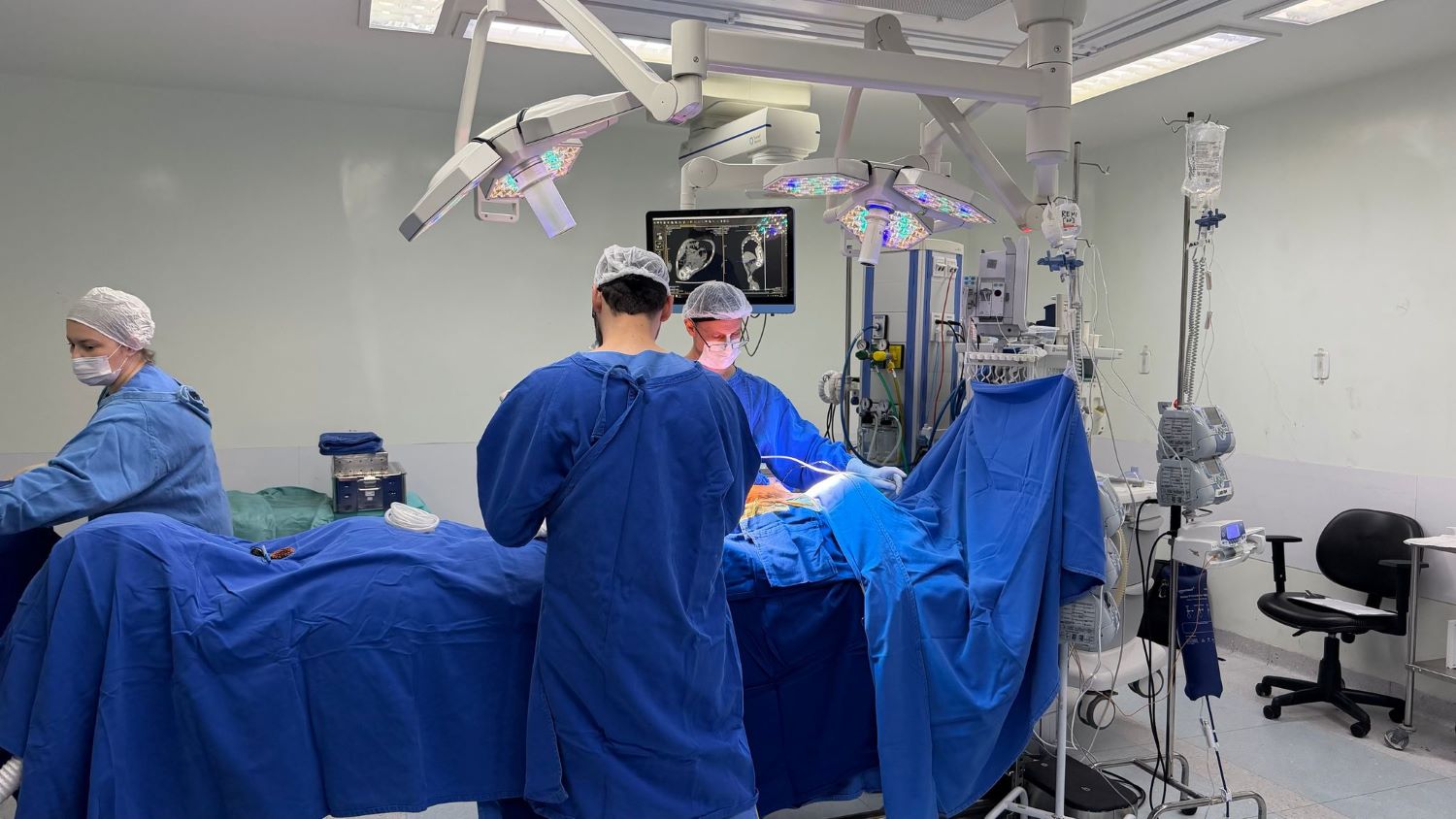Criança com doença rara vai voltar a andar após cirurgia no Hospital Infantil
