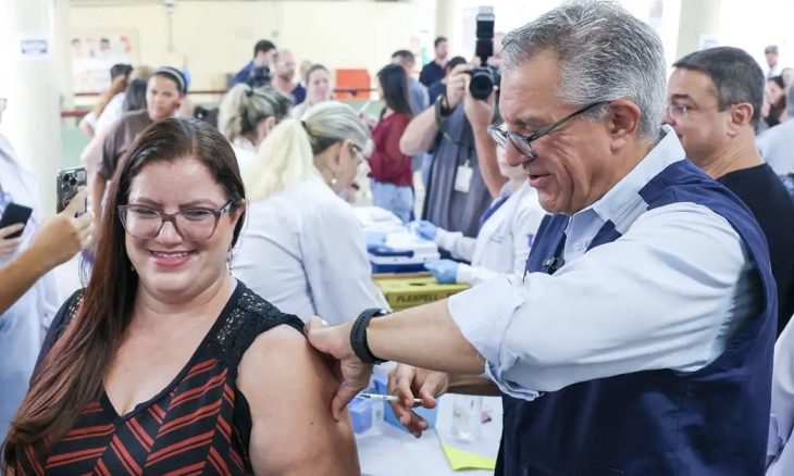 Vacina em dose única contra a dengue começa a ser aplicada no país