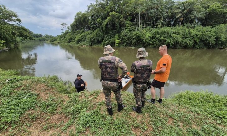 Rio tem peixes mortos; investigação apura vazamento de produto químico