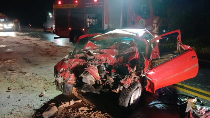 Jovem morre em colisão entre carro e caminhão na BR-470