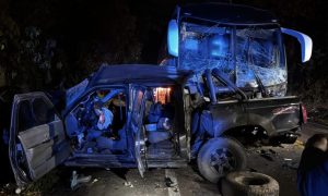 Colisão frontal entre caminhonete e ônibus deixa dois mortos