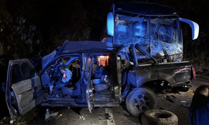 Colisão frontal entre caminhonete e ônibus deixa dois mortos