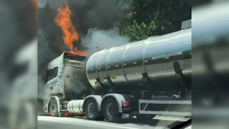 Incêndio em caminhão bloqueia BR-101 e gera filas quilométricas